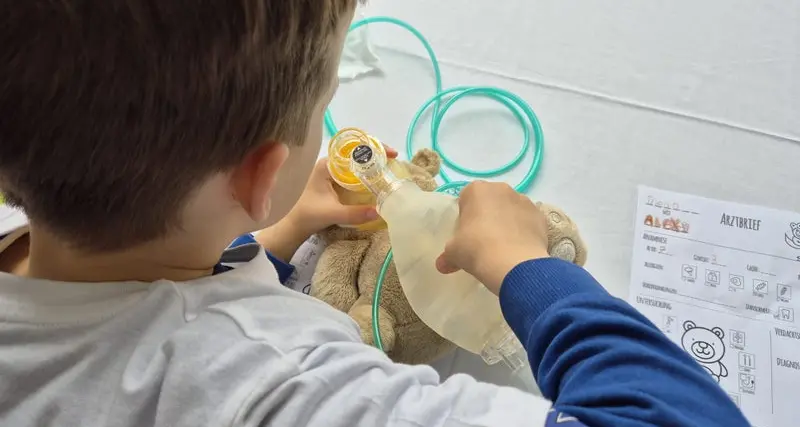 I “Teddydoc” all’ospedale di Vipiteno: i peluche fanno i pazienti, gli alunni i genitori