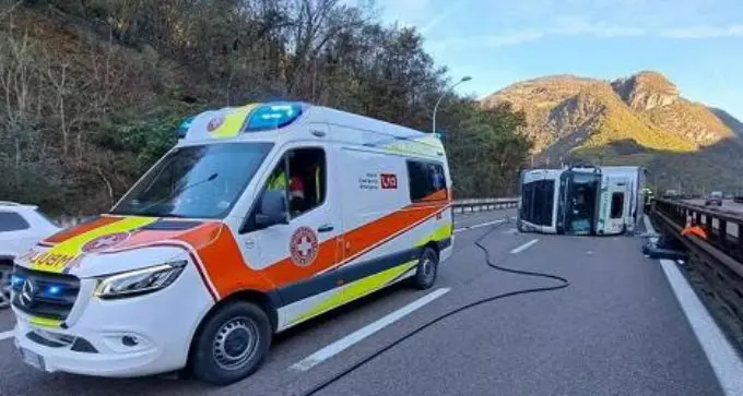 Camion che trasporta carne si ribalta in A22 a Chiusa, ferito l’autista