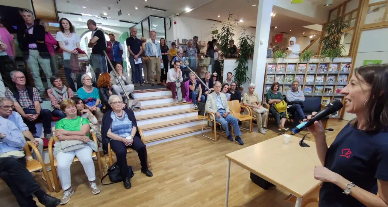 Merano, la biblioteca festeggia e sogna: «Nuova sede con dentro il bar»
