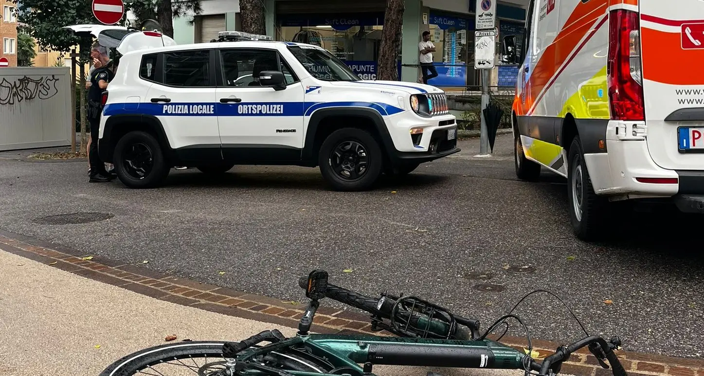 Merano, ciclista investita da un’auto: l’uomo al volante non si è fermato a prestare soccorso