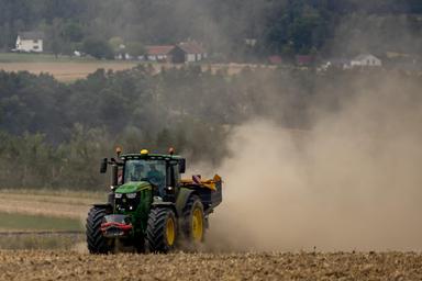 Trattore si ribalta, muore una ragazza di 22 anni nel Cuneese
