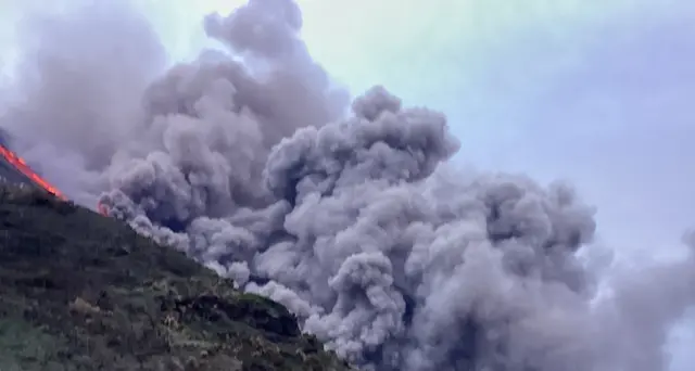 Stromboli: prosegue eruzione, la lava raggiunge il mare