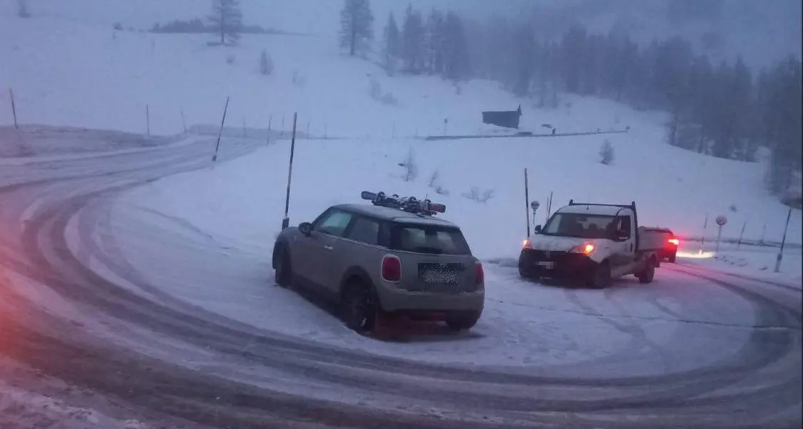 Ghiaccio sul Passo Gardena: venerdì da incubo per tante macchine rimaste bloccate