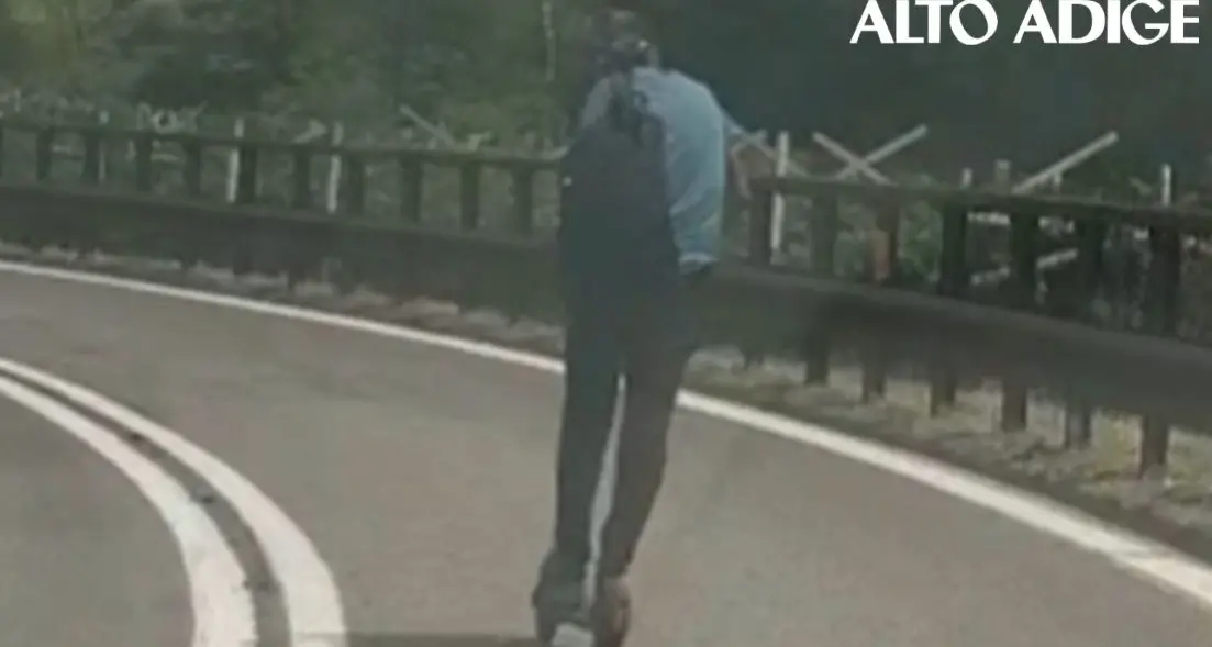 Giovane imbocca l’autostrada del Brennero in monopattino
