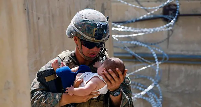 Ritrovato il neonato scomparso dopo essere stato affidato ai marines all'aeroporto di Kabul
