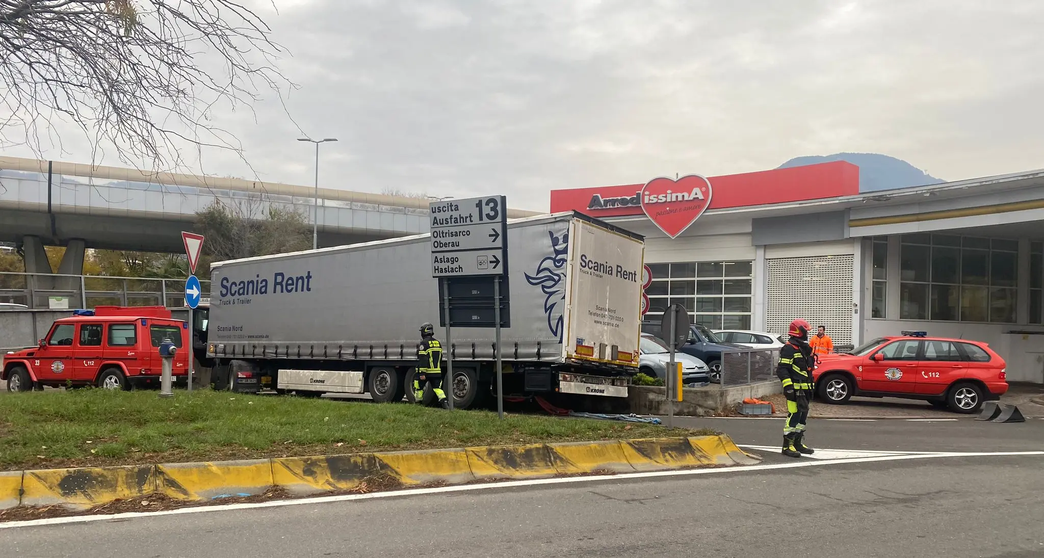 Tir incastrato nella rotatoria: ingorgo a Bolzano sud
