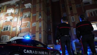 13enne accoltellato nel parcheggio di un centro commerciale, è grave