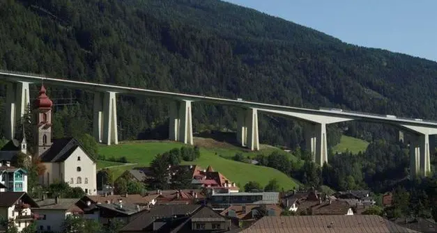Lavori al ponte Lueg in Tirolo, test di circolazione dei tir solo sulla corsia di sinistra per evitare il grande ingorgo