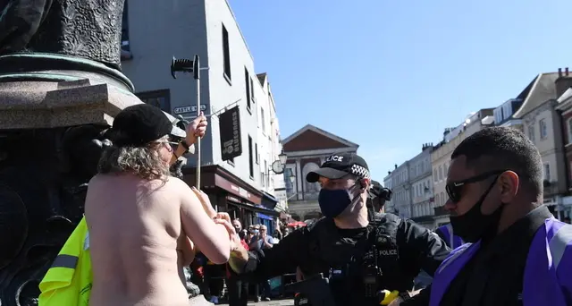 Filippo: manifestante ambientalista in topless fuori Windsor