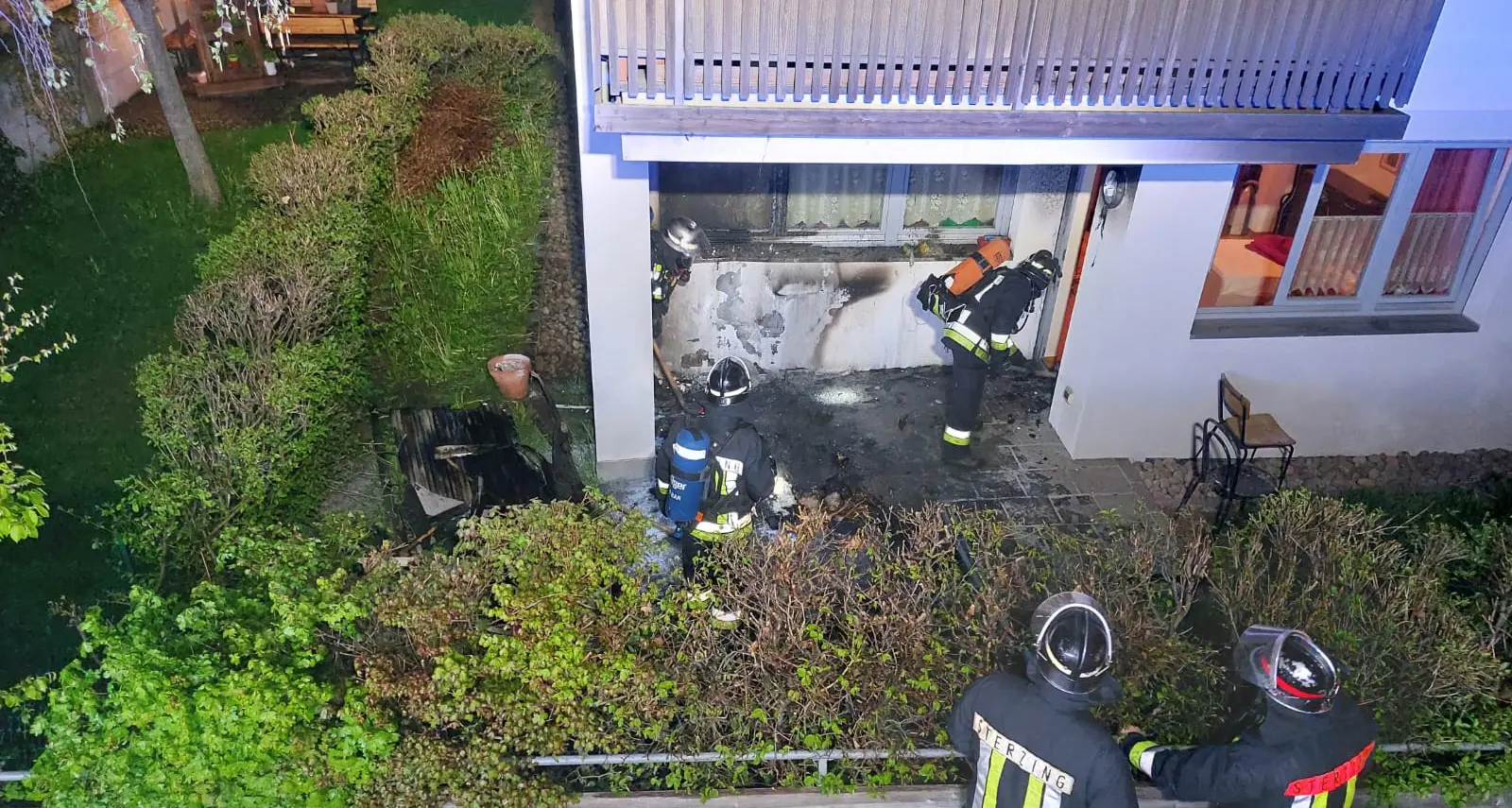 Vipiteno, fiamme su un balcone nella notte