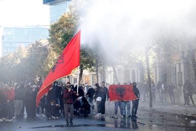 Violenti scontri nel centro di Tirana fra polizia e manifestanti
