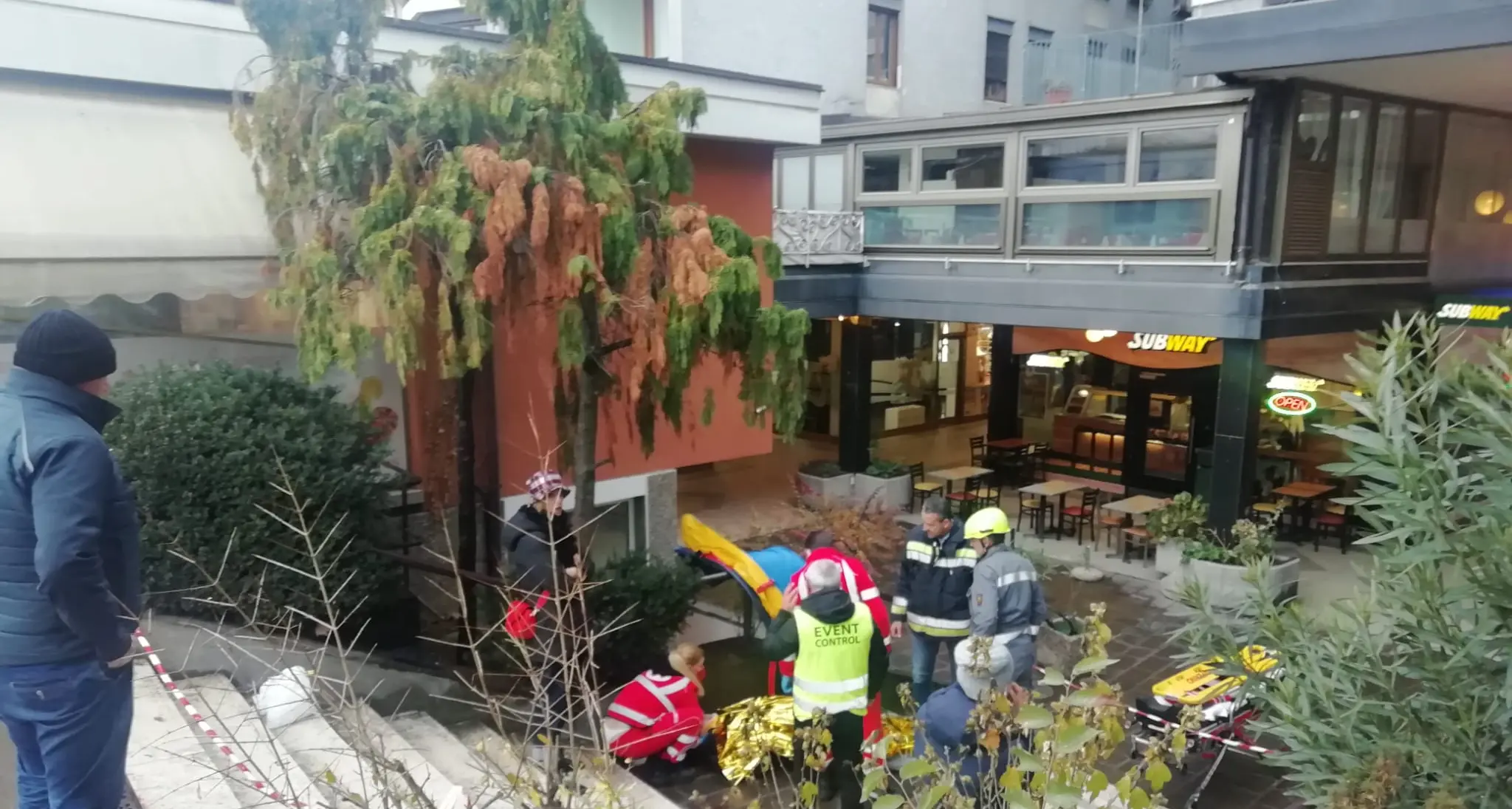 Crolla un lampione sul Lungopassirio, travolto e ferito un uomo