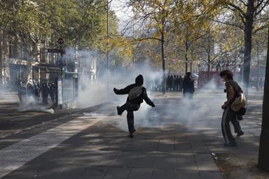 Violenti scontri con la polizia a margine del corteo a Parigi