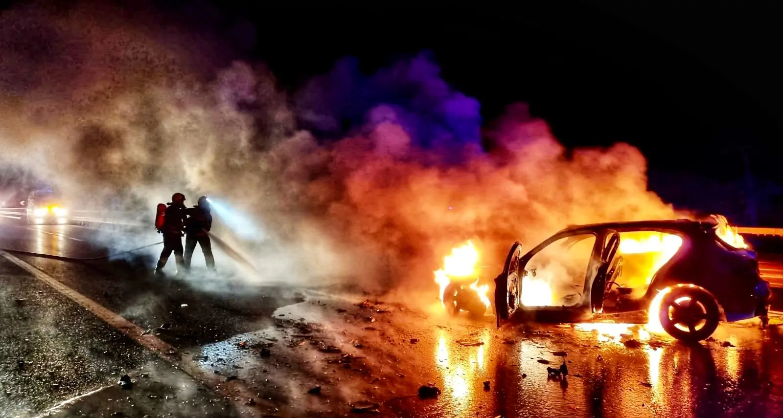 Tamponamento con un camion, macchina in fiamme sull’A22