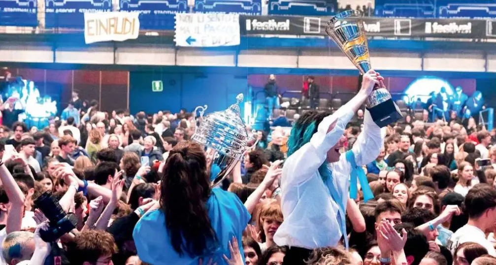 Il liceo Pascoli alza la coppa in un Palasport gremito