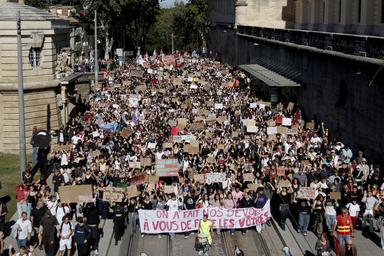 Ancora blocchi studenteschi in Francia, verso possibile 'convergenza' con gilet gialli