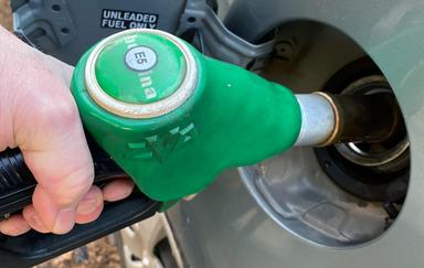 Il petrolio cresce ancora, wti torna oltre i 100 dollari, sui massimi