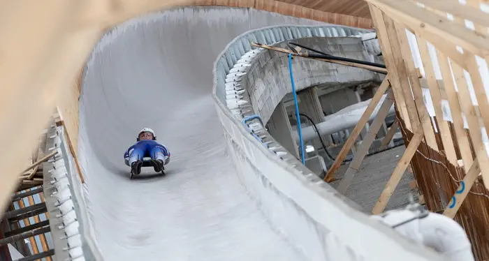 Olimpiadi, a Cortina inaugurata la nuova pista da bob da 118 milioni. Zöggeler: «Mi mette i brividi»