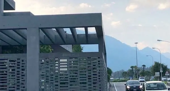 L’edificio sfiora la strada, querelle Provincia-Comune