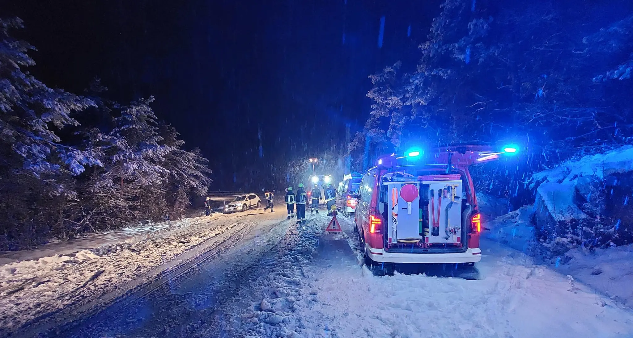Neve in fondovalle, incidenti e mezzi bloccati sulle strade dell’Alto Adige