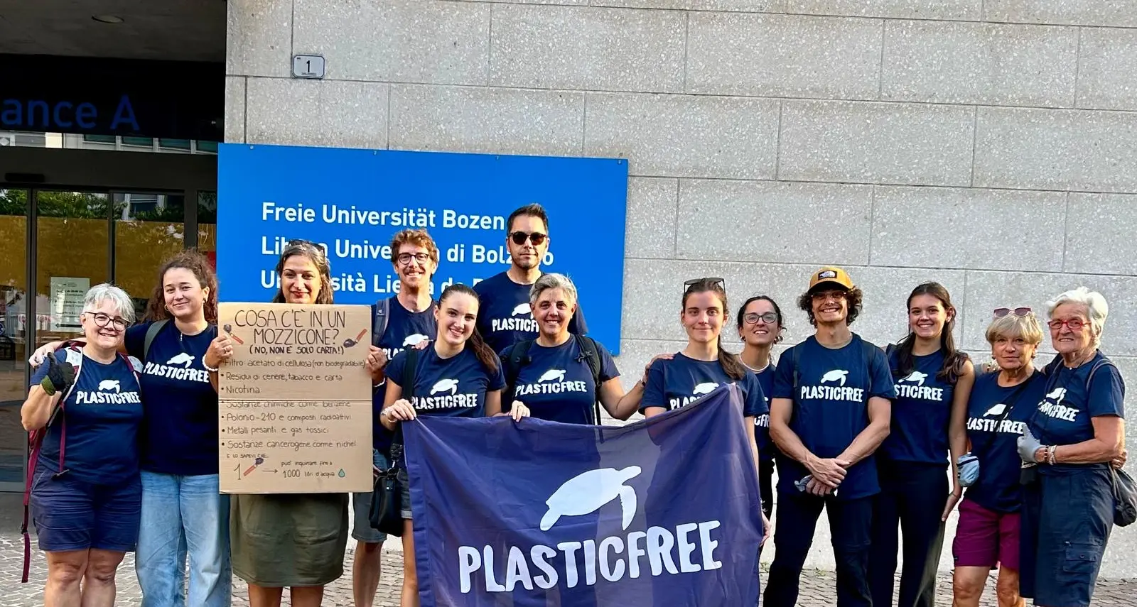 Bolzano, raccolti 4.800 mozziconi in un’ora in piazza Università con i volontari di PlasticFree