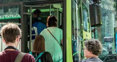 Scuole medie “Ada Negri”, lo scuolabus è strapieno e gli alunni restano per strada