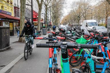 La Francia verso l'uso del casco obbligatorio per chi usa il monopattino elettrico