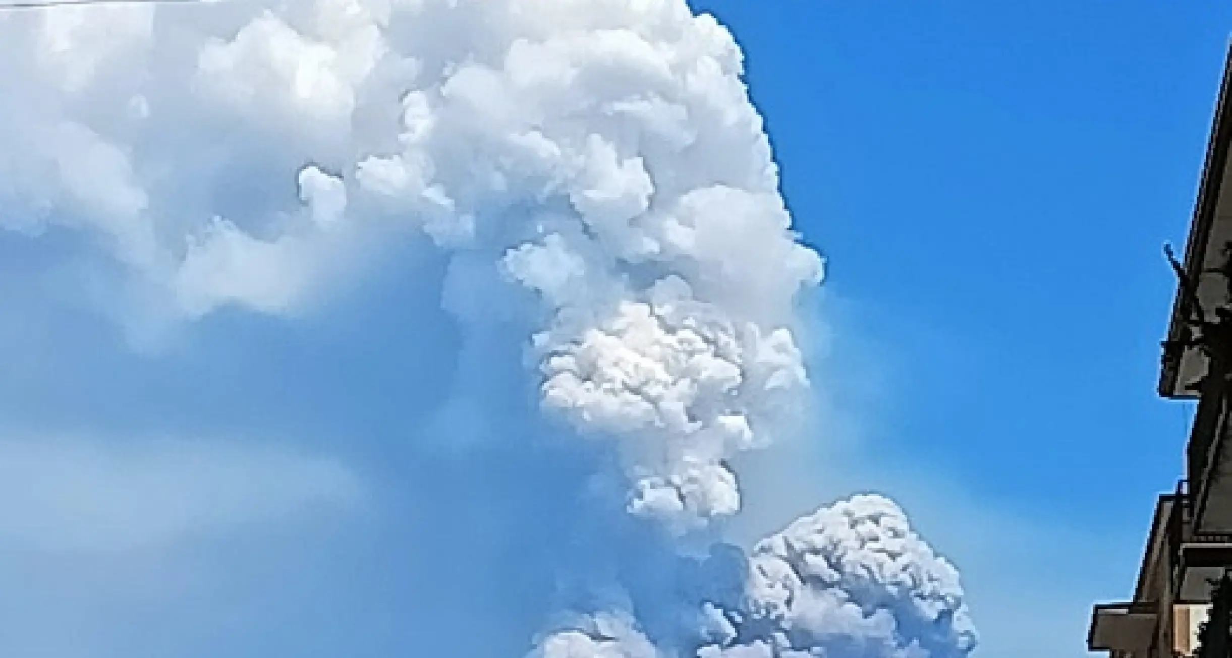 Etna: intensa attività dal Sud-Est, emessa alta nube eruttiva