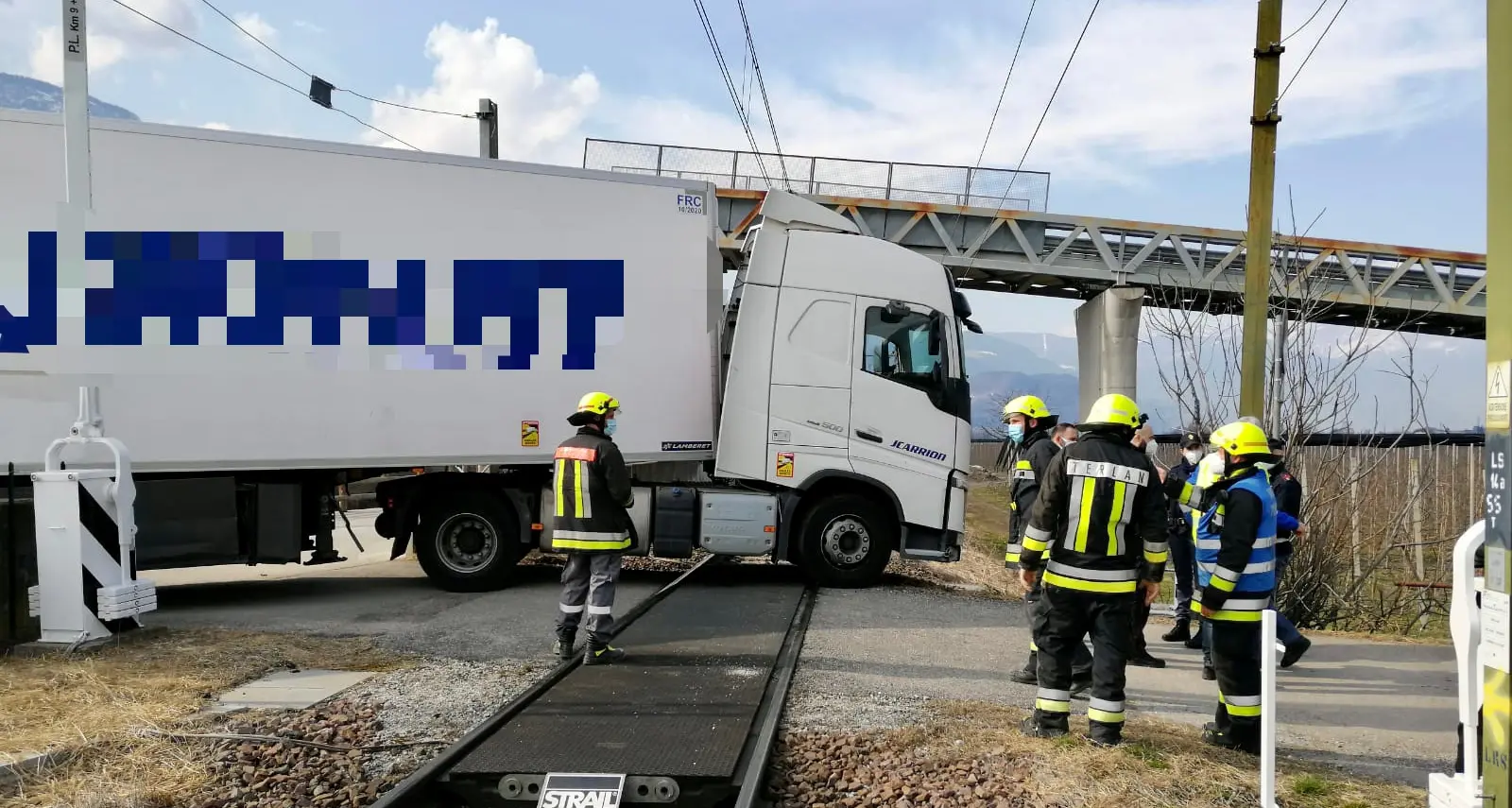 Camion sulla ferrovia a Bolzano, vigili del fuoco al lavoro per toglierlo dai binari