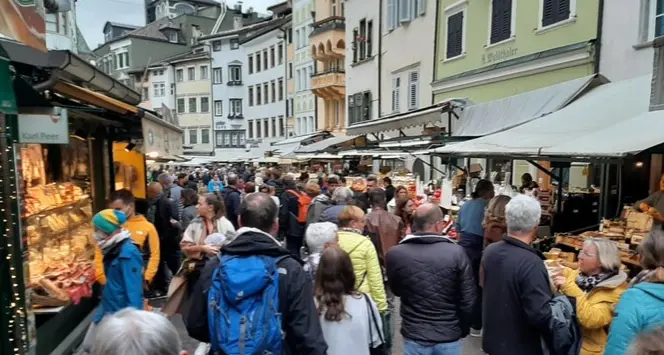 Assediati dai turisti? In 20 anni gli arrivi sono raddoppiati: da 4,1 a 8,4 milioni