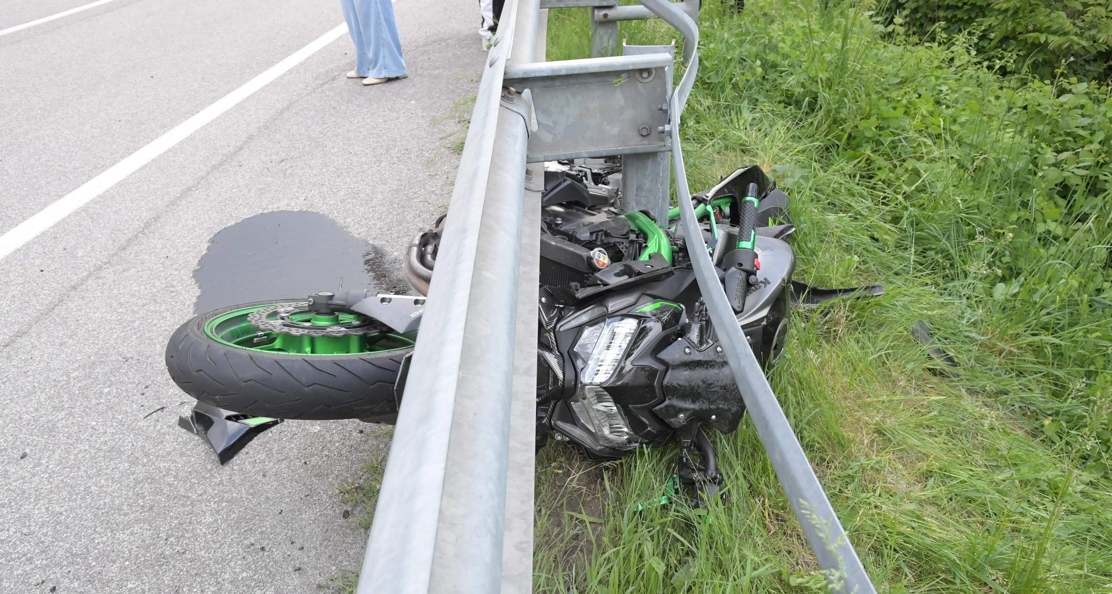 Perde il controllo della moto e si schianta contro il guardrail