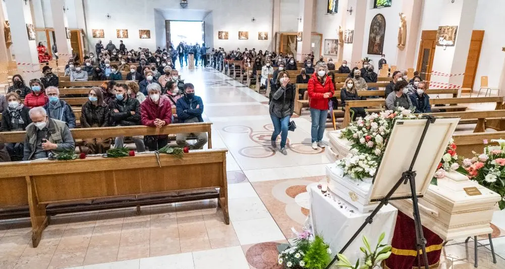 L’addio a Martina Barricelli. Una bara anche per la piccola Ester