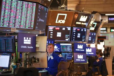 A Wall Street S 500 tocca nuovi massimi storici con titoli tech e calo del petrolio