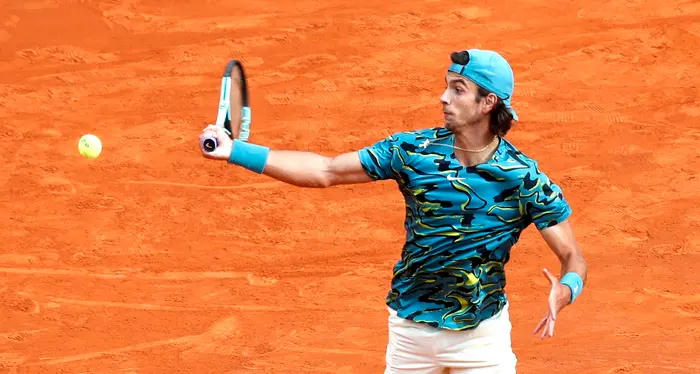 Montecarlo, impresa di Musetti che batte Djokovic: ai quarti sarà derby italiano con Sinner