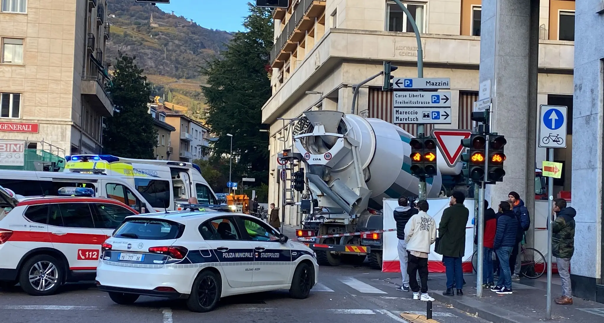 Gravissimo investimento in piazza Mazzini: morta una donna schiacciata da una betoniera