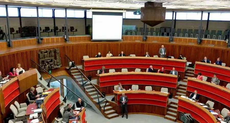 Aumento degli stipendi dei consiglieri regionali, scoppia la bufera in aula