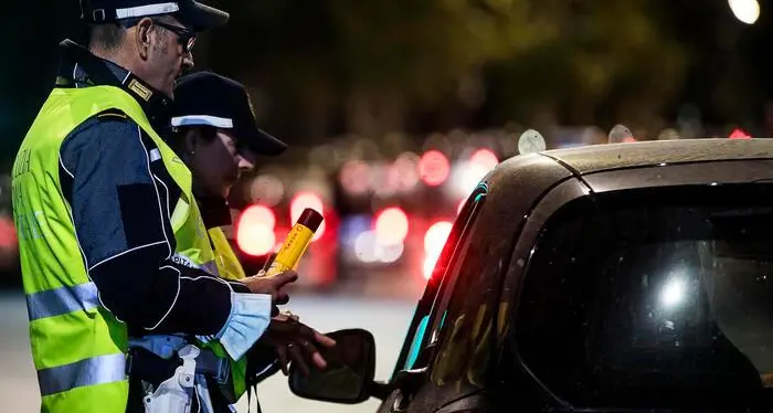Ubriaco alla guida, la Cassazione annulla la condanna: «Prima va chiesta la lingua madre»
