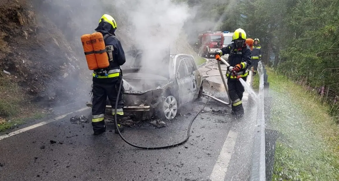 Merano, la Clio va a fuoco mentre è in marcia: l’automobilista scende al volo e salva anche il proprio cane