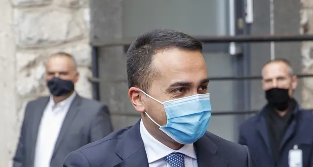 Di Maio, governo vada avanti, lavoriamo a patto con Conte