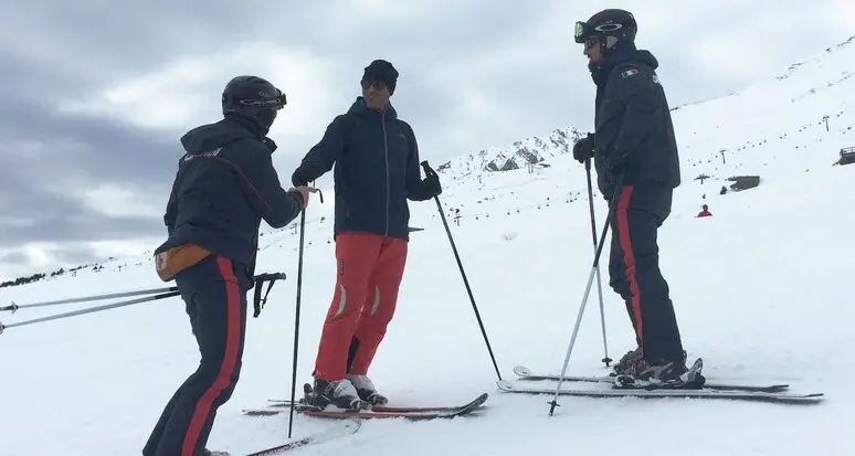 Fermato ubriaco sulla pista da sci, millanta di essere un poliziotto in vacanza