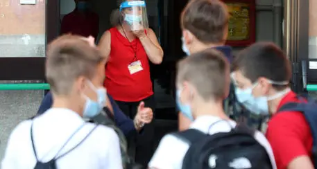 Covid, più contagi tra i giovanissimi e crescono ansia e fobie