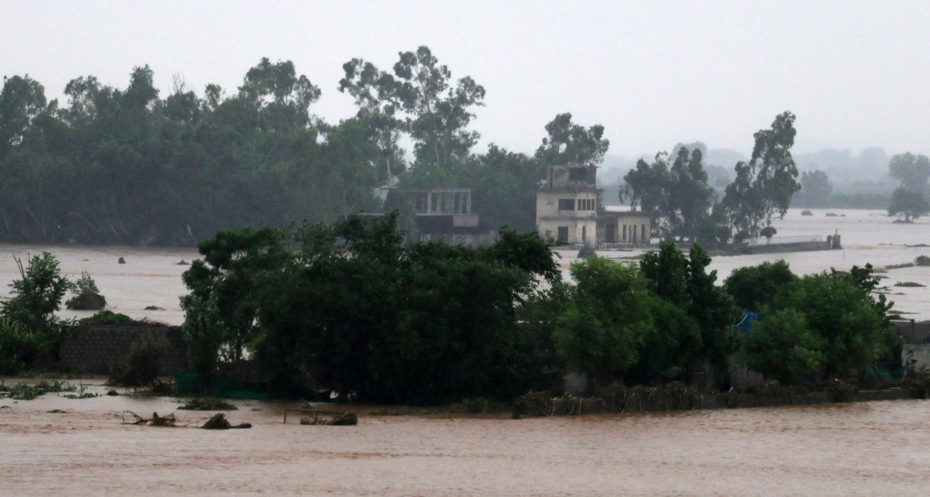 Pakistan: frana travolge volontari dopo alluvione, 9 morti