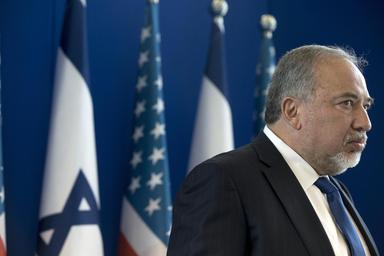 Liberman chiede a procura un'inchiesta per tradimento contro Netanyahu