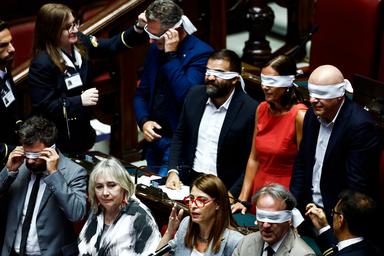 I deputati Avs in Aula si bendano gli occhi per protesta sul caso Delmastro