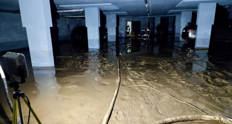 Nubifragio in Pusteria, esonda un torrente: allagato il garage di un hotel a Casteldarne