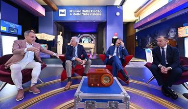 Renzo Arbore dona al Museo Rai di Torino la prima radio della sua collezione