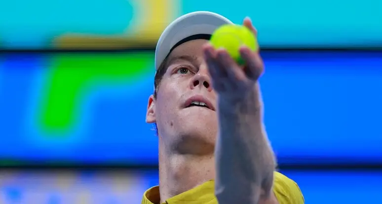 Sinner-Popyrin 6-3 7-5: Jannik alza il livello e chiude con un break finale