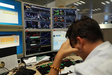 Borsa: Milano cede l'1,82%, lo spread risale e tocca 128 punti base