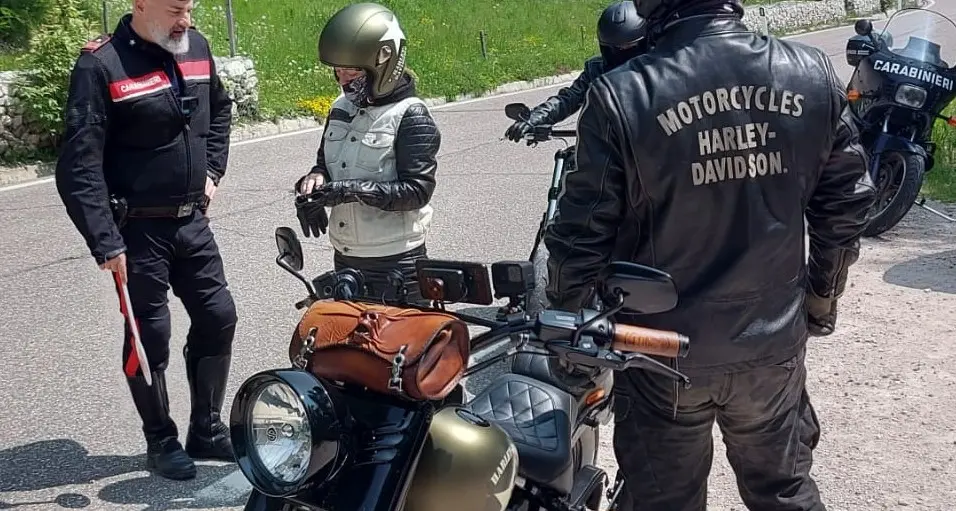 Controlli dei carabinieri sui passi montani: 63 contravvenzioni e 104 punti decurtati