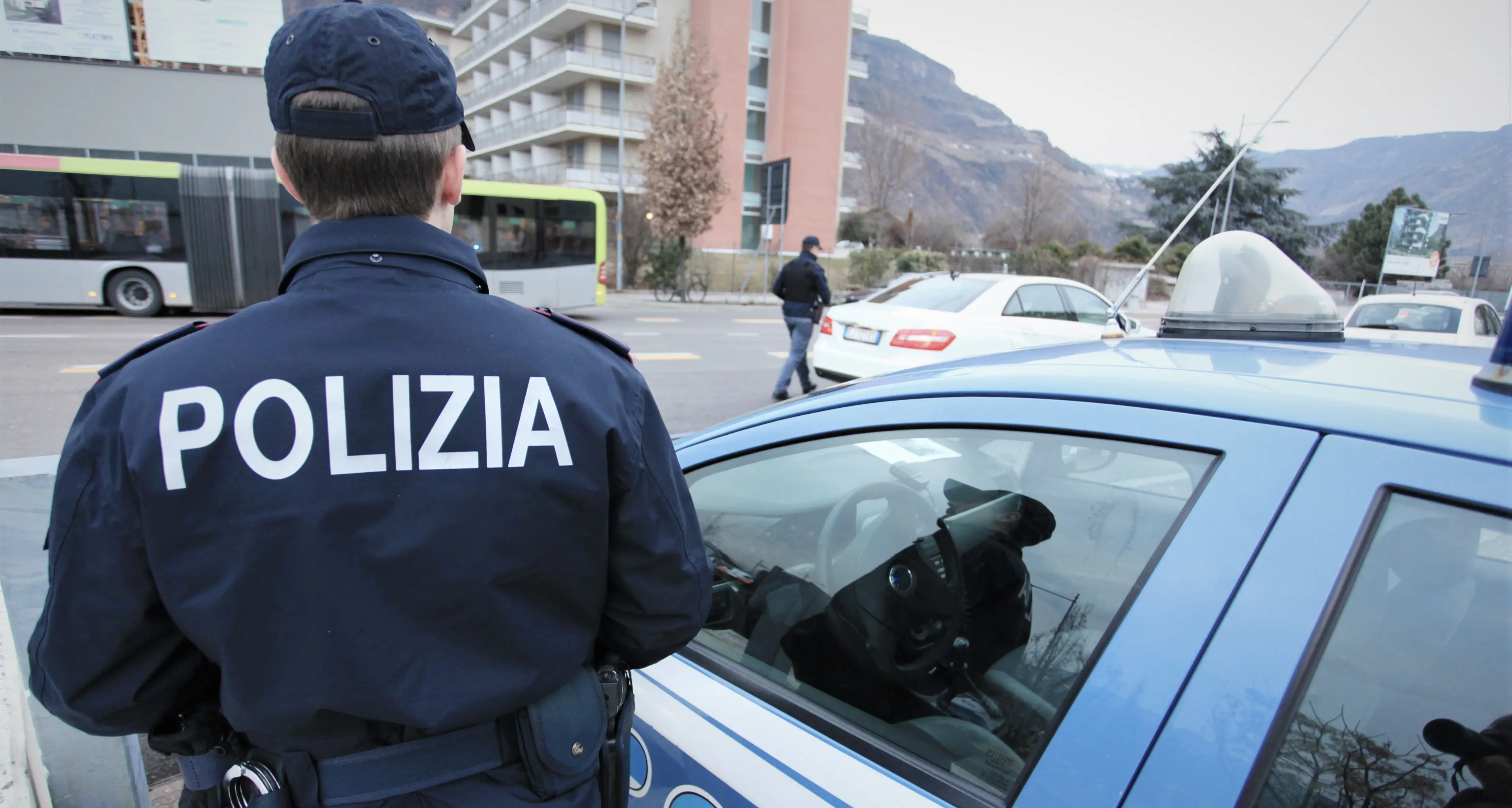 Prima minaccia e molesta i passeggeri in attesa dell’autobus, poi aggredisce i poliziotti